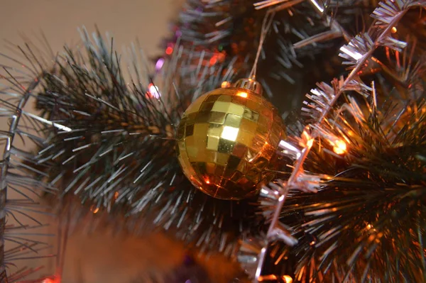 Weihnachtsbaum mit Spielzeug und leuchtenden Girlanden zu Hause und im Garten — Stockfoto