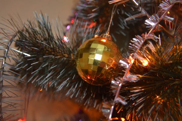 Árbol de Navidad con juguetes y guirnaldas luminosas en casa y en —  Fotos de Stock