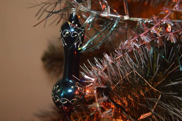 Рождественская елка с игрушками и светящимися гирляндами дома и в й — стоковое фото