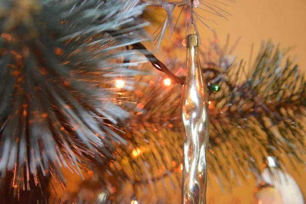 Weihnachtsbaum mit Spielzeug und leuchtenden Girlanden zu Hause und im Garten — Stockfoto
