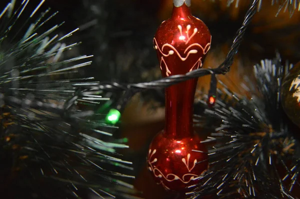 Árbol de Navidad con juguetes y guirnaldas luminosas en casa y en — Foto de Stock
