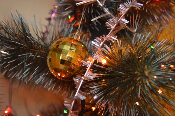 Рождественская елка с игрушками и светящимися гирляндами дома и в й — стоковое фото