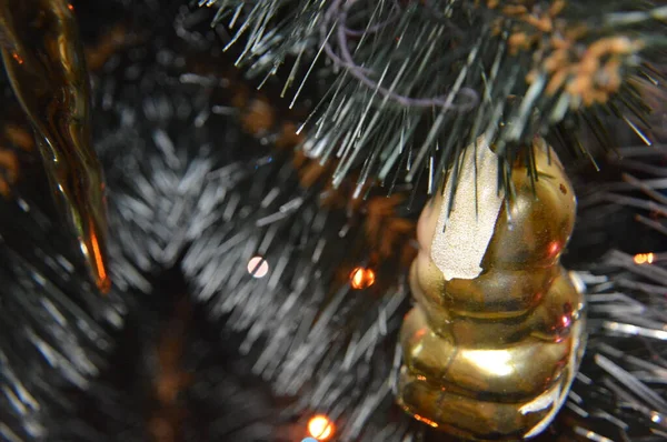Árvore de Natal com brinquedos e guirlandas luminosas em casa e no — Fotografia de Stock