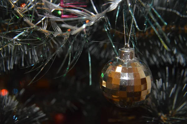 Árvore de Natal com brinquedos e guirlandas luminosas em casa e no — Fotografia de Stock