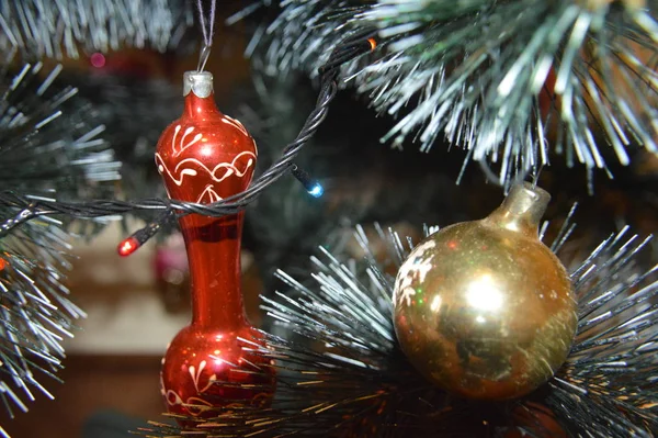 Árvore de Natal com brinquedos e guirlandas luminosas em casa e no — Fotografia de Stock