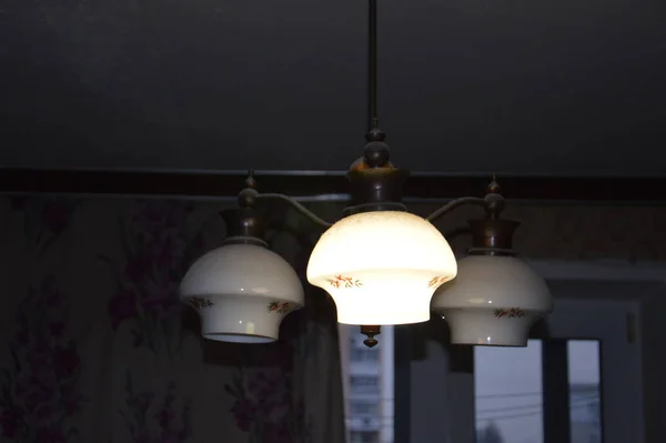 Il lampadario è acceso e brilla all'interno della sera — Foto Stock