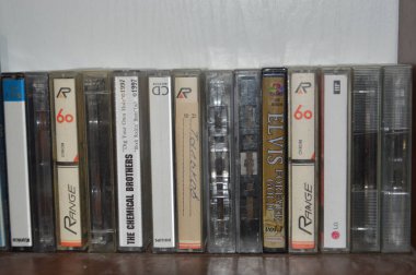 Kiev, Ukrayna - 5 Ocak 2020: sh üzerinde çeşitli ses kasetleri