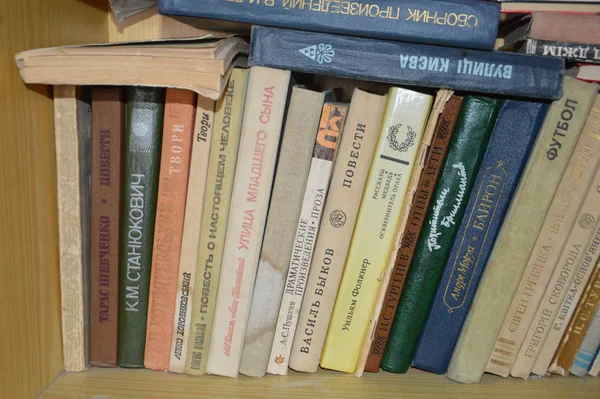 KIEV, UKRAINE - JANUARY 5, 2020: Different books on a shelf stan — Stock Photo, Image