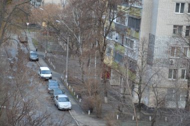 Kiev, Ukrayna - 6 Ocak 2020: Park halindeki araçlar bir ikametgahta duruyor