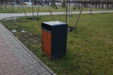 Kışın parkta çöp tenekesi