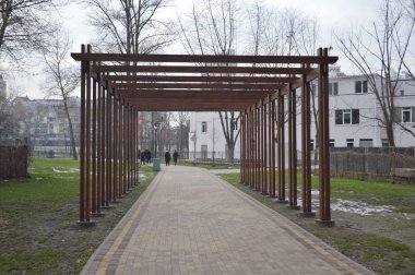 Parktaki patikanın üzerindeki tahta pergola.