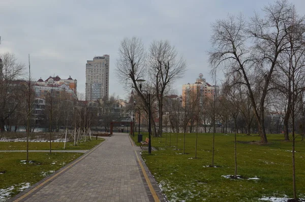 Київ, Україна - 7 січня 2020: Наталка Парк в Оболоні — стокове фото
