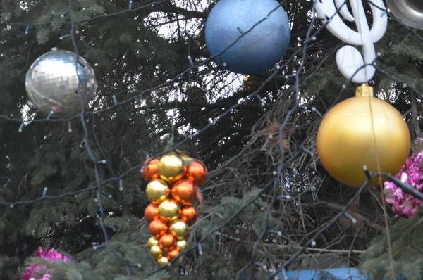 Weihnachtsbaum auf der Straße mit großem Spielzeug drauf — Stockfoto