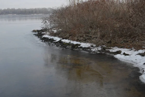 Различные берега реки зимой — стоковое фото