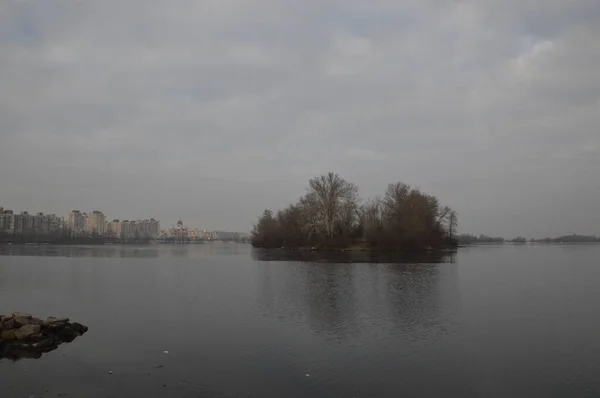 Panorama över vintern Dnepr floden i Kiev, Ukraina — Stockfoto