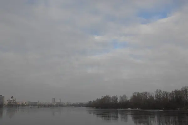 Blick auf den Winter-Dnjepr in Kiew, Ukraine — Stockfoto