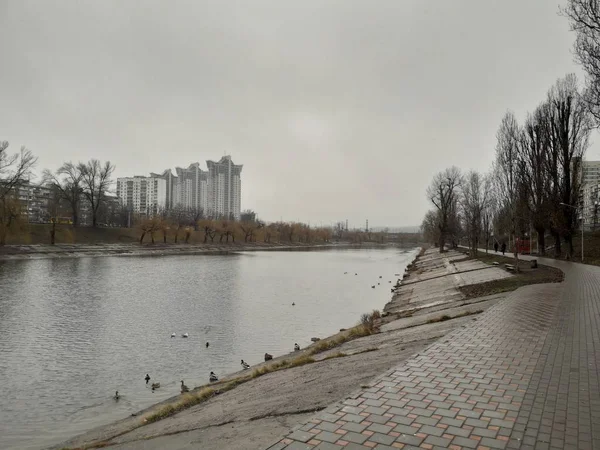 KIEV, UKRAINE - 10 JANVIER 2020 : Microdistrict Rusanovka leur — Photo
