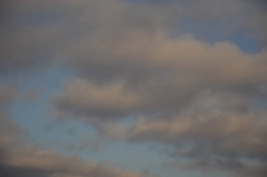 Arkaplan dokusu olarak gökyüzündeki bulanık bulutlar