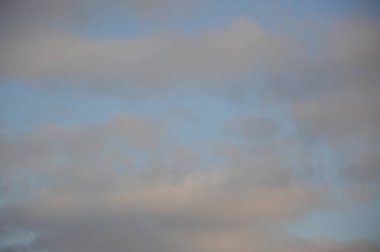 Arkaplan dokusu olarak gökyüzündeki bulanık bulutlar