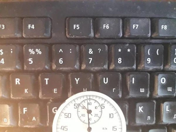 Varios objetos en el fondo de un teclado de computadora — Foto de Stock