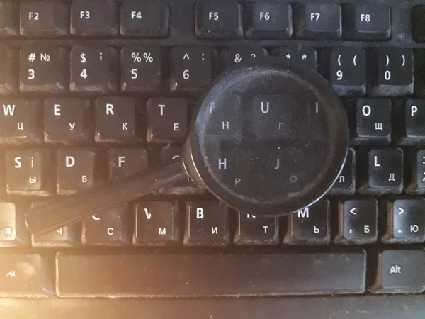 Vários objetos no fundo de um teclado de computador — Fotografia de Stock