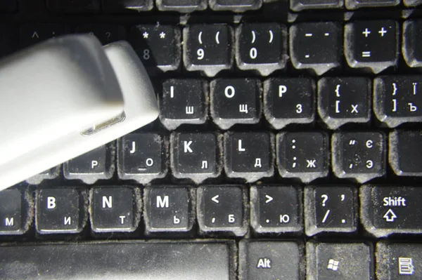 Bir bilgisayar klavyesinin arka planında çeşitli nesneler — Stok fotoğraf