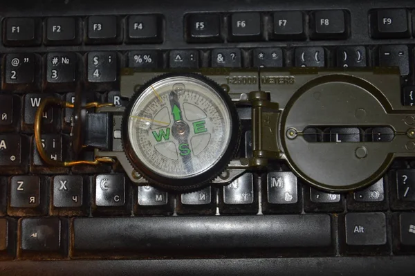 Vários objetos no fundo de um teclado de computador — Fotografia de Stock