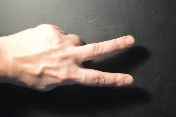 Рука людини в різних штатах на чорному тлі — стокове фото