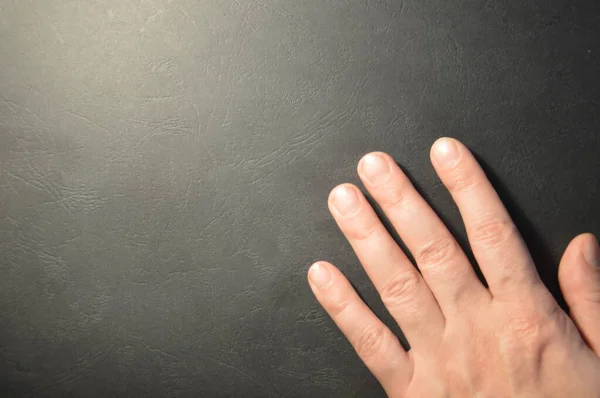 Hand eines Mannes in verschiedenen Staaten auf schwarzem Hintergrund — Stockfoto