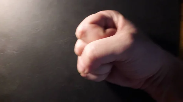 Рука человека в различных состояниях на черном фоне — стоковое фото