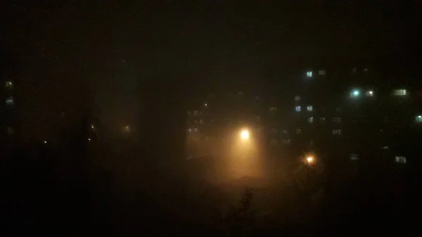 KIEV, UKRAINE - JANUARY 17, 2020: Smog and fog in the city at ni — Stock Photo, Image