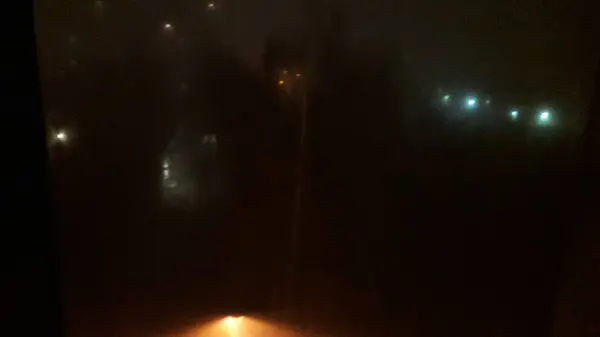 Kiew, Ukraine - 17. Januar 2020: Smog und Nebel in der Stadt um 22 Uhr — Stockfoto
