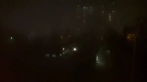 KIEV, UKRAINE - JANUARY 17, 2020: Smog and fog in the city at ni — Stock Photo, Image