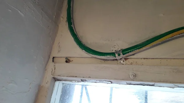 İçerideki su için boru hortumu.