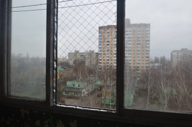 Halkla ilişkiler için bir apartmanın camlı balkonuna ızgara kurulumu