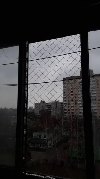 Instalación de una rejilla en un balcón acristalado en un apartamento para pr —  Fotos de Stock