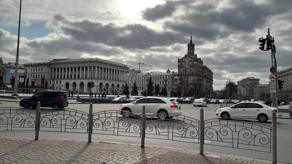 KIEV, UCRANIA - 3 DE FEBRERO DE 2020: Calle central de Khreschatyk — Foto de Stock