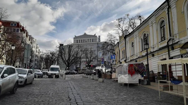 KIEV, UKRAINE - 3 FÉVRIER 2020 : Architecture de rue Andreevsky — Photo