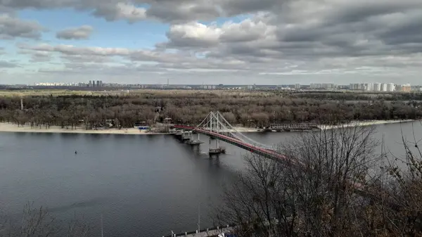 KIEV, UCRÂNIA - FEVEREIRO 3, 2020: Panorama da cidade e um vie — Fotografia de Stock