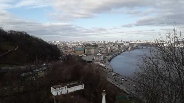 Kiev, Oekraïne - 3 februari 2020: Panorama van de stad en een film — Stockfoto