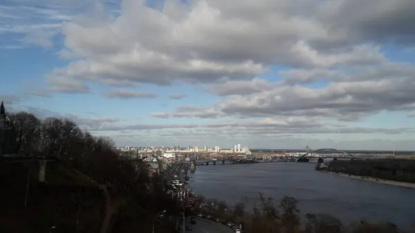 KIEV, UCRANIA - 3 DE FEBRERO DE 2020: Panorama de la ciudad y una competencia — Foto de Stock