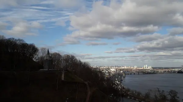 Kiev, Oekraïne - 3 februari 2020: Panorama van de stad en een film — Stockfoto