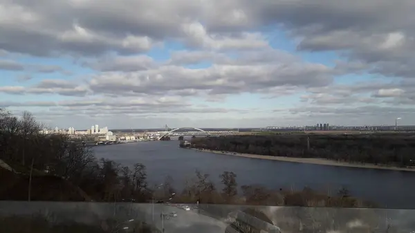 Kiev, Oekraïne - 3 februari 2020: Panorama van de stad en een film — Stockfoto