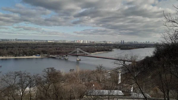 Kiew, Ukraine - 3. Februar 2020: Stadtpanorama und ein Film — Stockfoto