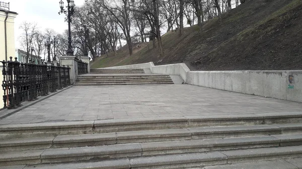 KIEV, UCRANIA - 3 DE FEBRERO DE 2020: Pequeñas formas arquitectónicas en V — Foto de Stock