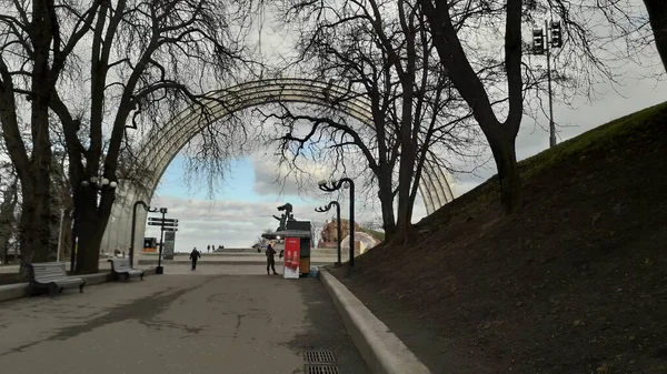 KIEV, UCRANIA - 3 DE FEBRERO DE 2020: Puente peatonal-bicicleta — Foto de Stock