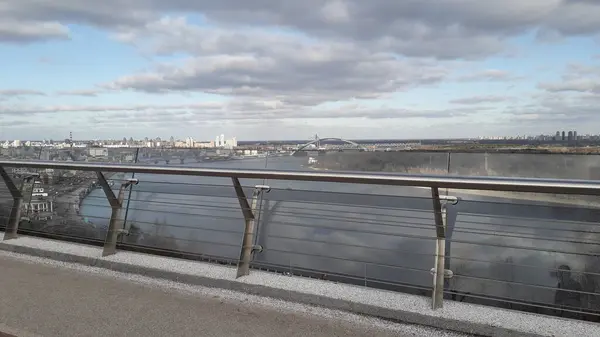 Kiev, Oekraïne - 3 februari 2020: Voetgangersbrug — Stockfoto