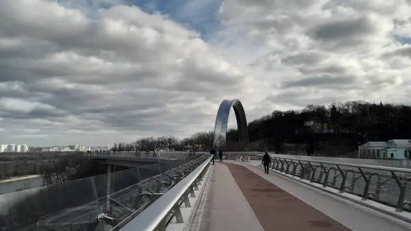 KIEV, UKRAINE - 3 FÉVRIER 2020 : Pont piéton-vélo conn — Photo