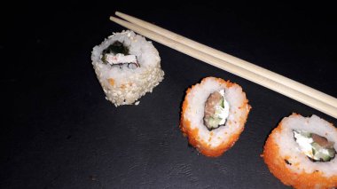 Arka taraftaki Japon restoranından farklı suşi setleri.