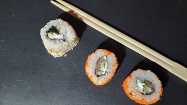 Arka taraftaki Japon restoranından farklı suşi setleri.